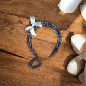 Mörkblått diadem med rosett - Charmigt mörkblått diadem i sammet med en söt vit rosett på sidan. Perfekt för att ge en elegant touch till din outfit. Matchande hårband till.
