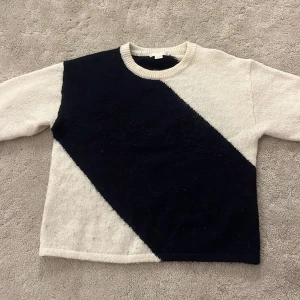 Svart och marinblå tröja från Gina Tricot - Nopprig priset kan diskuteras