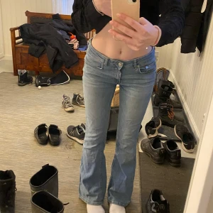 Ljusblå bootcut jeans - Super snygga ljusa bootcut jeans med låg midja, inga defekter eller fläckar som jag sett. Pris går att diskutera, hör av dig vid funderingar😊