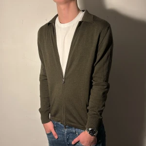 Grön fullzip från J.Lindeberg  - Säljer nu denna riktigt feta J.Lindeberg fullzippen i väldigt bra skick | Storlek M men passar även S | Retail 1800 | Kom vid intressen och tveka inte på att ställa en fråga!