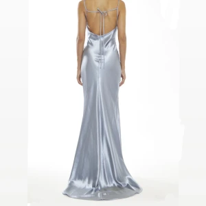 Balklänning - Säljer nu min balklänning från True Decadence som jag hade på min bal förra året.( sista bilderna är mina då de är samma bild som första fast min är marinblå, då den inte säljs längre.) Släpet är även uppsytt då den inte har något släp💕