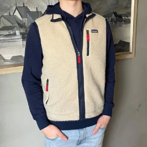 Beige fleeceväst - Patagonia - Beige fleece väst från Patagonia. Storlek: L. Skick: 8/10, bra skick, har en del noppor men lätta att ta bort! Nypris: 1900kr🔥