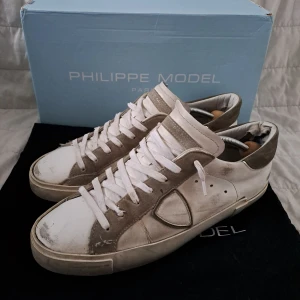 Philippe Model - Slitningarna på utsidan ska finnas och är en del av modellen | Storlek 42 fits 43 | Skick 7/10 | Deffekter finns, sulan har lossnat lite på sidorna sen är dem slitna inuti vid hälen samt utanpå. inget som syns eller märks vid användning | Köpta på Miinto | Hör av er vid fler frågor| obs box o dustbag ingår ej