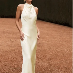 Balklänning från Meshki❤️ - Helt oanvänd med lapp och övrigt kvar. Säljer då frakten och tullen blev drygt 700kr på hela min beställning då den är köpt från Australien, så vill hellre sälja än behöva betala returen😊