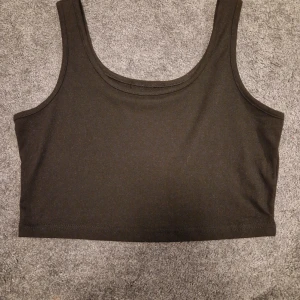 Svart  linne - Säljer en stilren svart  linnetopp. Perfekt för lager-på-lager eller att bära som den är. Enkel och mångsidig design som passar till det mesta. Ett måste i garderoben!