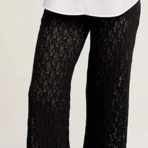 spetsbyxor - Säljer dessa skitsnygga spetsbyxor på kapphal. Köpte dem för ungefär 6 månader sedan men den har aldrig kommit till användning. Har tagit bort prislappen på dom men dom är helt nya. Köpte dom för 399. 