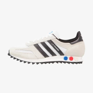 Adidas la trainer 44,5 - Snygga skor köpta för någon månad sen inte använd så mycket. Riktigt snygga nu till hösten. 