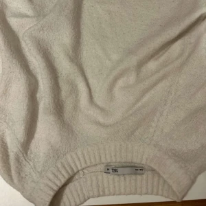 stickad vit tröja - super mysig vit tröja från lager!💕 obs- glömde ta bild men det finns hål vid tummarna så man kan ha tummarna där)