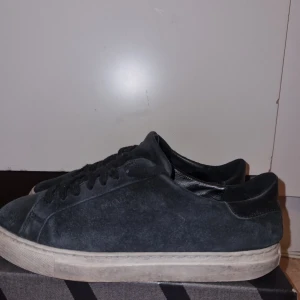 Svarta arigatos - Tja säljer dessa snygga axel arigatos som är i stl 39 och skick 6/10. De har några små defekter på 2-3 ställen och annars är skorna väldigt snygga och sköna ny pris 2399 men jag säljer för dunder priset 299. Hör gärna av er om ni har några funderingar. Pris kan diskuteras vif snabb affär 