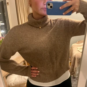 Brun stickad polotröja - Säljer en mysig brun stickad polotröja med långa ärmar. Så skönt material!