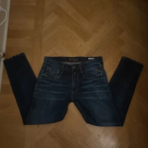 399 - Replay Anbass barcelona har lite slitningar på bakfickorna 