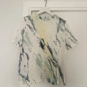 T-shirt med marmor-mönster - Cool t-shirt från Mango med marmor-mönster, använd ett fåtal gånger och är i väldigt fint skick