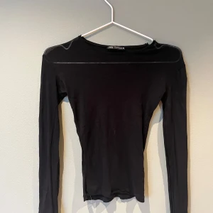 Zara tröja - En ”genomskinlig” Zara topp, intmissimi liknande! Den är från början loose fit men har sytt den till tajtare! Den har även gått upp vid halsrämen. Storlek s💕