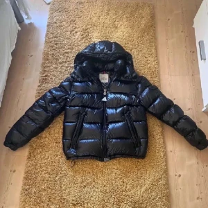 Svart pufferjacka från Moncler - Säljer en snygg svart Moncler Maya i size 1/s så som den har blivit för liten för mig.Jackan är i väldigt bra skick och är i princip oanvänd.pris kan sänkas vid snabb affär!!!!