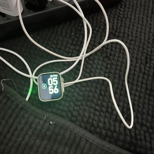 Smartklocka GS8 Ultra med orange och blått armband - Säljer en GS8 Ultra smartklocka från Wearfit. Klockan har en fyrkantig skärm och kommer med ett utbytbart armband i orange och blått. Perfekt för den som vill hålla koll på tiden och sin aktivitet med stil. Laddare medföljer.