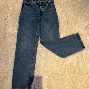 Levi's 501 jeans - Klassiska Levi's 501 jeans i blå denim. De har en rak passform och är högmidjade, säljer pga försmå och kan därför inte visa hur de ser ut på sök upp på deras hemsida för bättre bilder. Jeansen är knappt använda. Nypris 1200kr