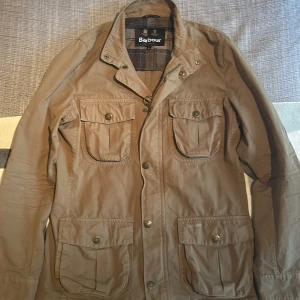 Beige jacka från Barbour - Säljer en snygg beige field jacka från barbour. Perfekt nu inför vår samt hösten. sjukt snygg jacka. Storlek M men passar även L. Nypris 2800kr säljer för 2000 då den knappt är använd. sjukt snygg och värt att kicka på om du letar efter något snyggt till våren. Hör av er vid frågor. priset går o diskutera vid snabb affär.