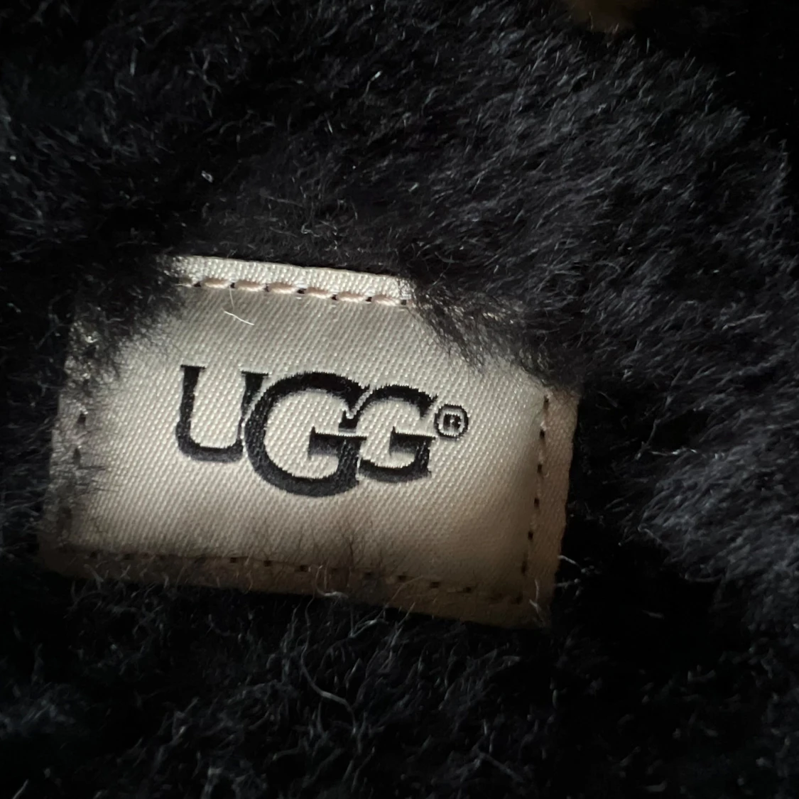 Svarta fluffiga tofflor från UGG - 1