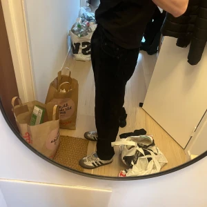 Svarta manchesterbyxor Weekday - Snygga svarta byxor med normal passform. Perfekta för en stilren look. Byxorna har en klassisk design med dragkedja och knappar.