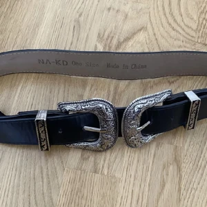 y2k skärp - Säljer mitt skärp. Det står storlek One Size när jag köpte den men den är tyvärr för liten för mig. Jag brukar ha runt en L i byxstorlek så tror denna passar mer storlek XS/S. Pris kan diskuteras 💕