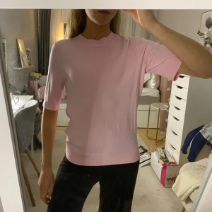 Rosa kortärmad tröja - Säljer en söt rosa kortärmad tröja som är lite tunnare stickat. 