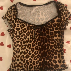 Leopard print topp  - Säljer den då den inte kommit till andvendning:) Har bara haft på mig den en gång. 