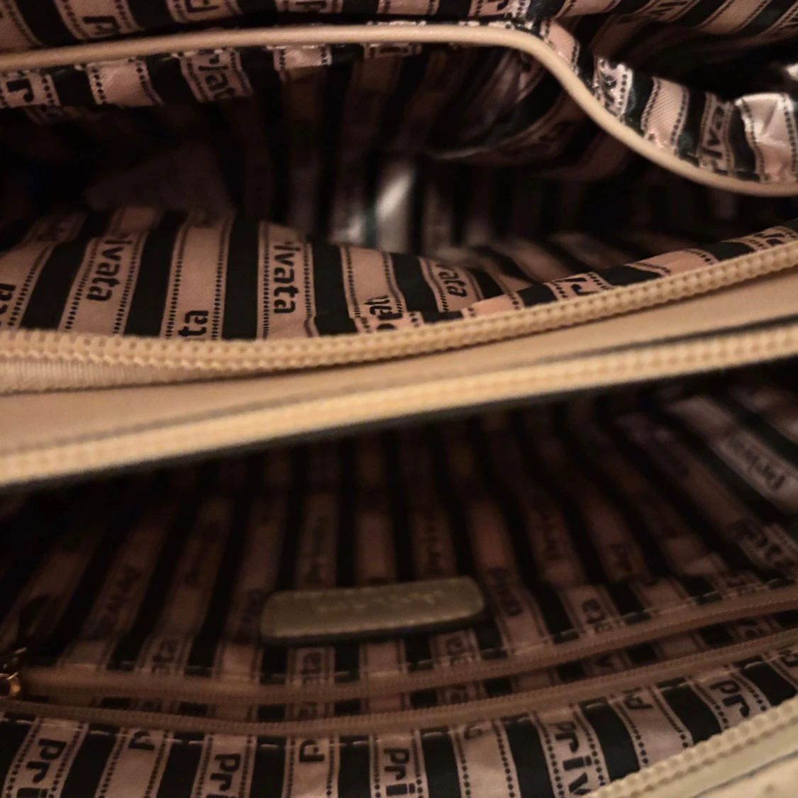 Beige och röd handväska från Privata - 2