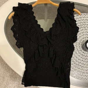 virkad topp - snygg svart topp med volangdetaljer💕 
