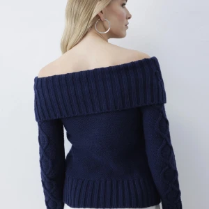 offshoulder-tröja från Anna field  - . Säljer den då den inte kommer till användning , använd några få gånger , är i mycket bra skick. Passar xs/s,  slutsåld på hemsidan. Är i Storlek xs 