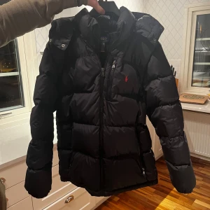 Ralph lauren jacka - Jättefin Ralph lauran jacka som är helt i nyskick, ändast använd några gånger. Köpt på kids brandstore❤️