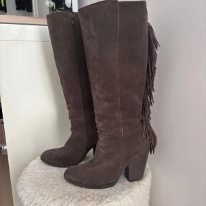 Säljer knähöga boots med fransar  - Säljer min fina boots! 