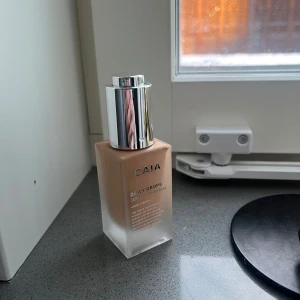 Foundation Dewy Drops från CAIA - Säljer en Dewy Drops foundation från CAIA i nyansen 30W. Har endast testat en droppen på handen så pincetten har inte nuddat någon hud. Säljer pga fel färg