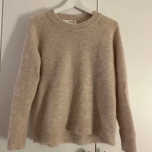 Beige stickad tröja från Nelly - Mysig beige stickad tröja från Nelly. Knappt använd, storlek: S💗🫶🏼