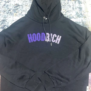 Hoodrich  - Hoodrich dam hoodie väldigt fint skick knappt använd bara ett fåtal gånger inga skador på den och den är såklart äkta från hoodrich hemsida storlek S i dam ny pris ligger runt 1100kr 