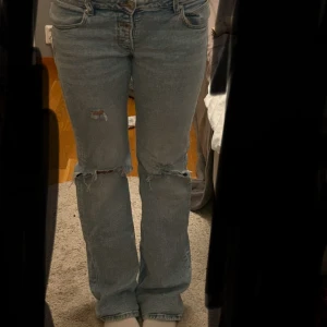 Jeans  - Jeans med hål från Gina Young i storlek 164, hålen är gjorda själv. Bra skick men slitna vid hälen.🩷