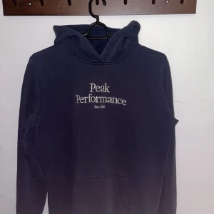 Peak Preformance Hoddie Navy - En schysst Peak hoddie i storlek 170, färg navy                                            Skick 7/10 rätt urtvättad! 💯
