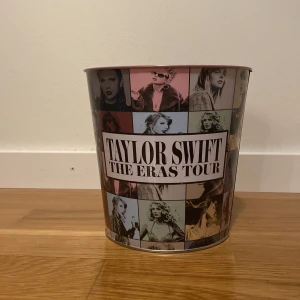  Taylor Swift burk!✨🪩 - En Taylor Swift burk i metal från The Eras Tour movie som gick på bio!✨🪩