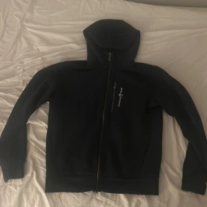 Sail racing zip up - Mörkblå Sail racing zip up bra skick. Sparsamt använd då den legat i min garderob ett tag(säljs då den är för liten)