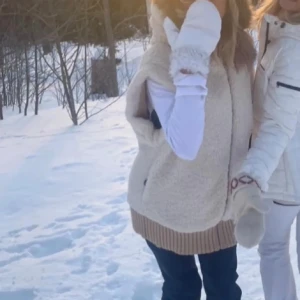 Beige fleeceväst med huva - Mysig beige fleeceväst med huva och ribbad nederkant. Perfekt för kyliga dagar och ger en avslappnad look. Västen är ärmlös och har en bekväm passform. Den populära vösten från zara.