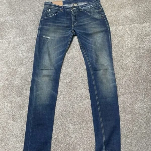 Dondup jeans - Säljer dessa feta mörkblåa dondup jeansen. Storlek: 30. Skick: 8/10. Modell 180 och 71 kg. Pris kan diskuteras men endast vid snabb affär. Skriv vid frågor!