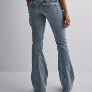 Ljus blåa bootcut jeans från true religion - Snygga blå bootcut jeans från true religion, säljer på grund av att de är förstora för mig. Skriv om ni vill ha fler bilder om hur det sitter på. Pris kan diskuteras.