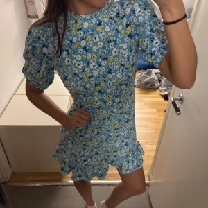 Blommig klänning från new look - Säljer en super fin klänning från new look som jag aldrig använder längre. Är i toppskick och är en perfekt sommarklänning.
