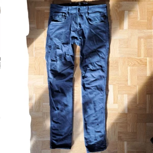 Replay jeans - Säljer ett par gråa Replay jeans i modellen Anbass hyperflex. Storlek 31/32. Myckrt fint skick. Skriv vid fler frågor.