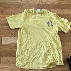 T-shirt från Justin Biebers kollektion från hm - Säljer min tröja som är från hms samarbete med Justin Bieber. Den har legat i källaren därför den är skrynklig skick 8/10