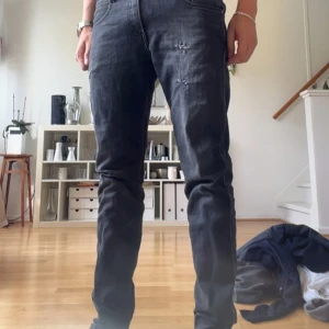Replay Anbass Jeans - Ett par riktigt feta replay anbass jeans i färgen svart men har en lite sliten svart färg. Perfekta med en lite mörkare färg nu inför hösten! Inköpta för ca 1500 och är i väldigt bra skick. Storlek: W28 L30 Passform: Slim fit Hör av er för frågor!
