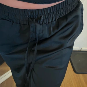 Siden/satin byxor  - För långa för mig som är 163cm
