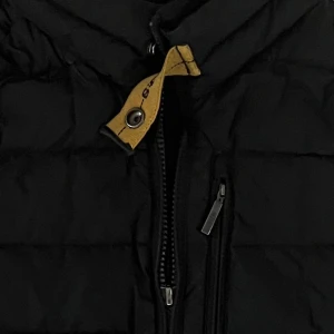 Parajumpers storlek S - Super Light Weight svart  dunjacka från Parajumpers i bra skick. Storlek S. Dragkedjan har inte den lilla metallbiten som man drar i men det påverkar inte dragkedjan nämndvärt. Därav reducerat pris till 500kr. 