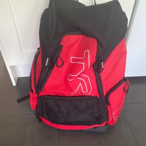 TYR simväska alliance team 45L - Den är i superbra skick då den är helt ny !! NY PRIS : 1039kr❣️Den passar även dunder till flera olika användningar, text som en skolväska, träningsväska, och massor mer❣️Totalt har den 16 olika fack/fickor så att du kan ha all din utrustning separat !