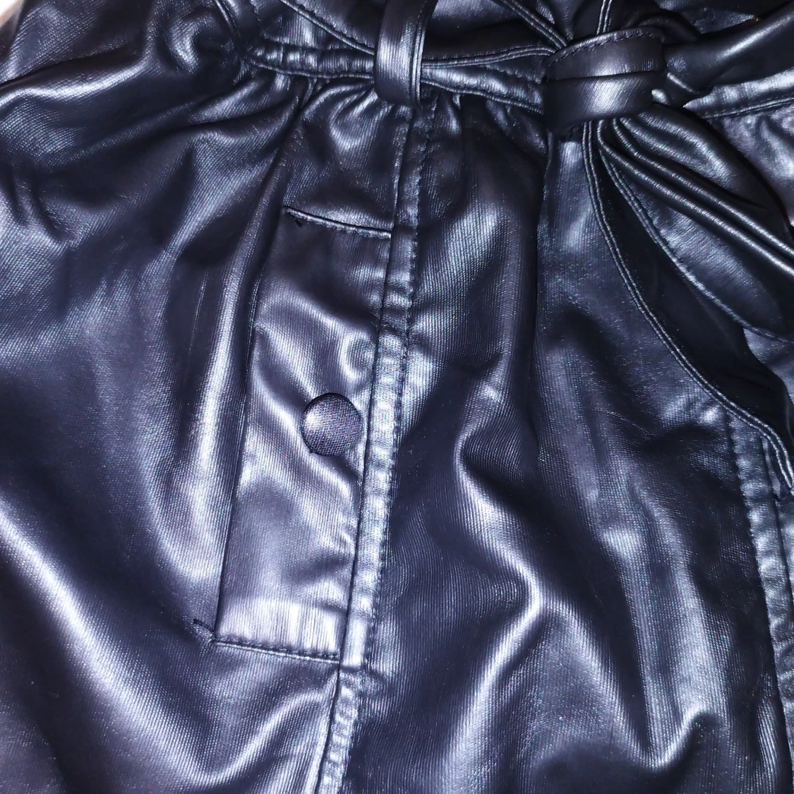 Svart kjol i skinnimitation från Linsea Girl - 92