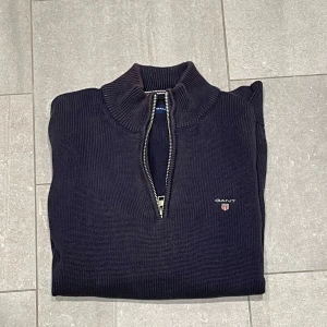 Half zip från Gant - Säljer denna FETA half zip från Gant. Använd men mycket bra skick. Nypris 899kr.